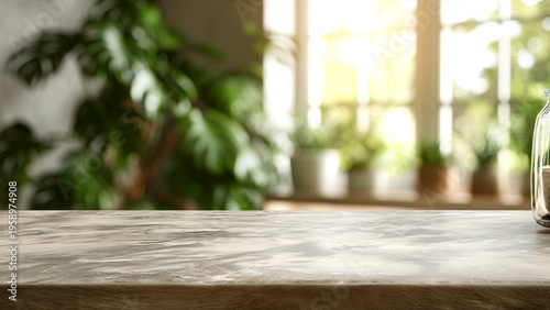 窓からの柔らかな光が差し込む部屋の石目調カウンターテーブル