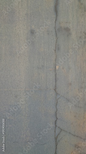 縦構図のひび割れた壁面の質感