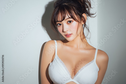 美しい肩と鎖骨のライン　白いランジェリーを着た日本人女性のビューティーポートレート