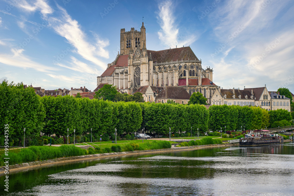 Obraz premium Saint Stephen Cathedral overlooking the Yonne river in Auxerre, France