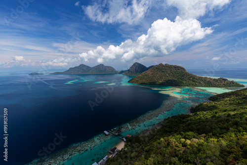 Foto Optimized Title: Majestic panoramic view of tropical islands, vibrant coral reef