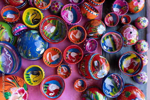 Cuadro en lienzo Jicaras de colores para bebidas en Oaxaca