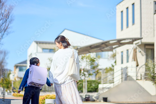 Photos 住宅街を手を繋いで歩く親子の後ろ姿