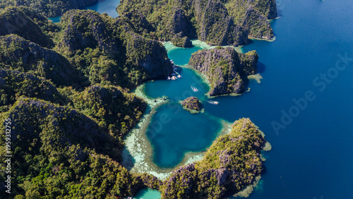 Tableau sur toile aerial perspective capturing the protected Kayangan Lake lagoon in Coron, Palawan