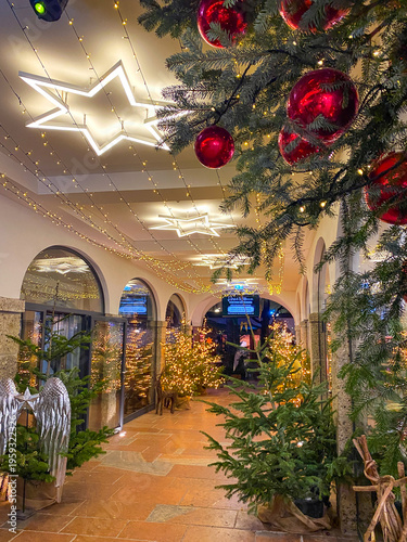 Foto Salzburg Christmas market, Sternadvent at the main city center square at the old