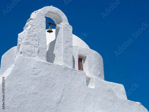 Fotografía Snow white Orthodox Paraportiani Church is a landmark of the Mykonos island in G