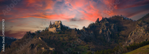 Ruine dürnstein mit Felsnadeln im Abendlicht