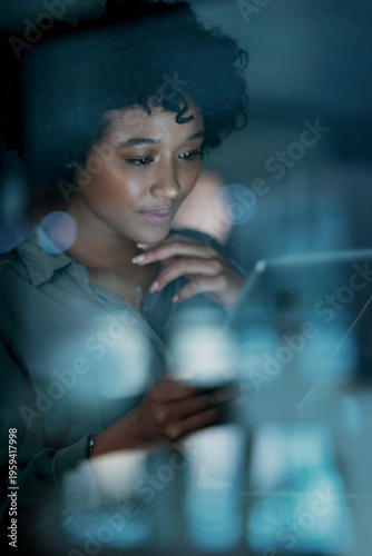 Cuadro en lienzo Night, thinking and business woman on tablet for insurance, financial claims and policy review