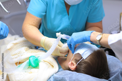 Foto The little boy is under general anesthesia