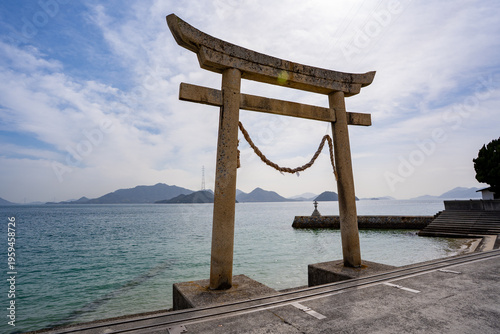 Plakat 床浦神社の海辺の鳥居の風景（竹原市）