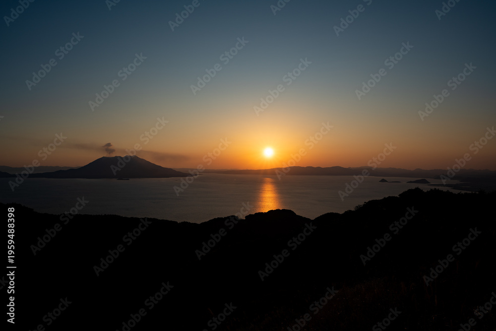 Obraz premium 惣陣が丘展望所から見る錦江湾と桜島の夕景