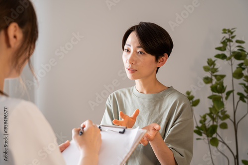 Fotografía カウンセリングを受ける女性