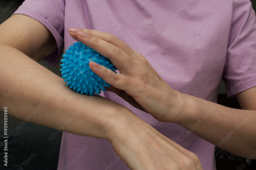 Ταπετσαρία Woman uses blue spiky massage ball on forearm, self massage routine for muscle t