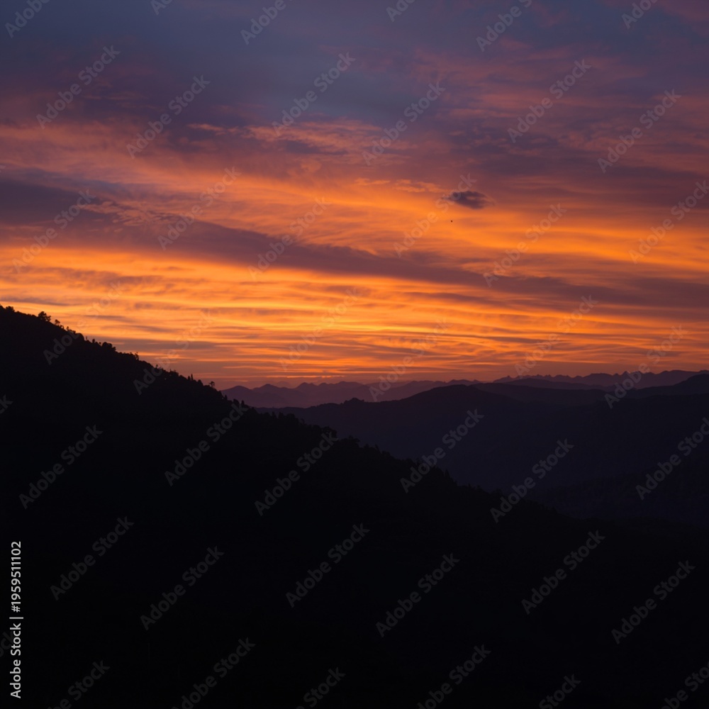 Obraz premium Golden Orange Sunset Over Mountain Silhouette Landscape