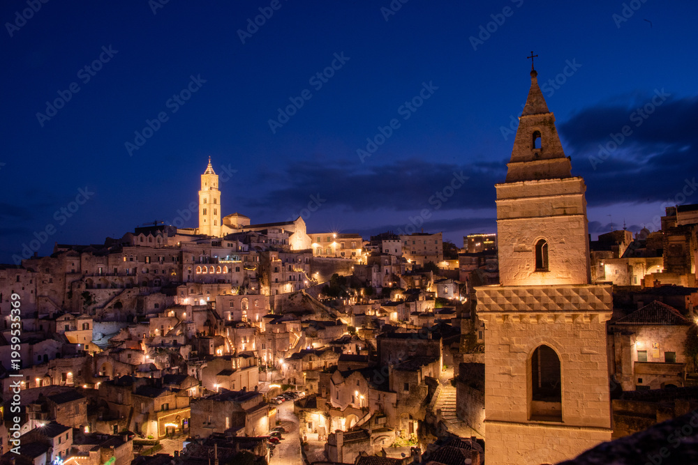 Ταπετσαρία Matera in the blue hour, when the Sassi glow softly beneath a deepening southern sky