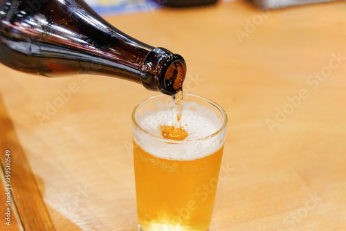 瓶ビールからグラスへ注がれる黄金色のビール