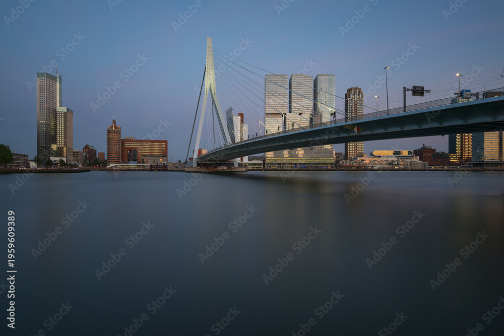 Obraz premium Erasmus Bridge in Rotterdam at dusk, long exposure photography