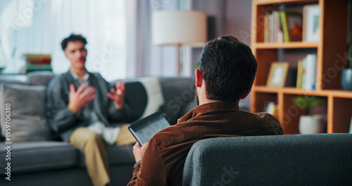 Foto Man, psychology and consultation with therapist for mental health, advice and trauma recovery