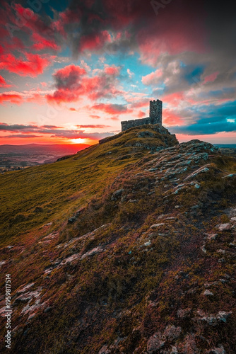 Φωτογραφία St Michael de Rupe, commonly known as Brentor Church, located on the outer edge of Dartmoor in Devon, England