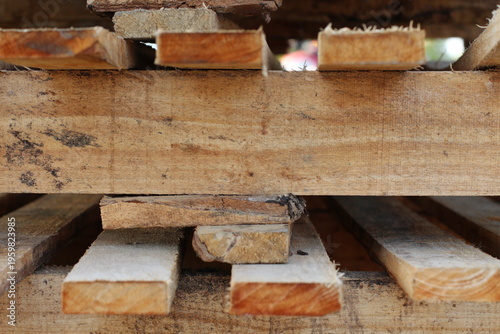 Foto Close-up view of stacked rough wooden planks with visible grain and texture