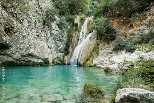 Quadro em tela Idyllischer Wasserfall in felsiger Schlucht mit türkisblauem See im Urlaub