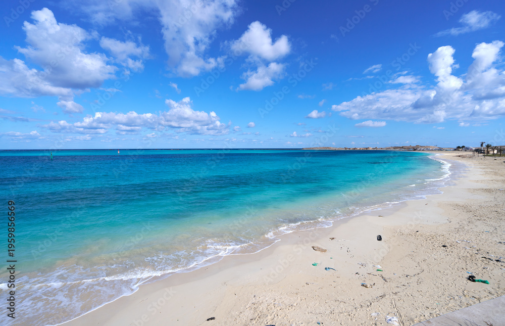 Obraz premium Wide turquoise Mediterranean coastline with sandy beach in Marsa Matruh, Egypt