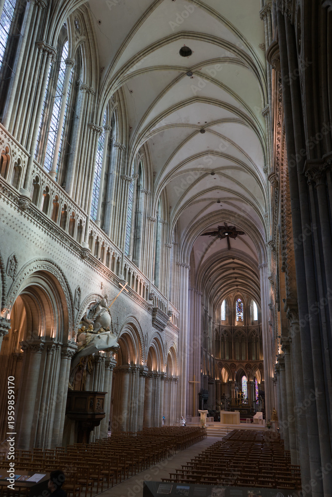 Fototapeta premium Interieur de la Cathedrale Notre-Dame de Bayeux en Normandie dans le Calvados.