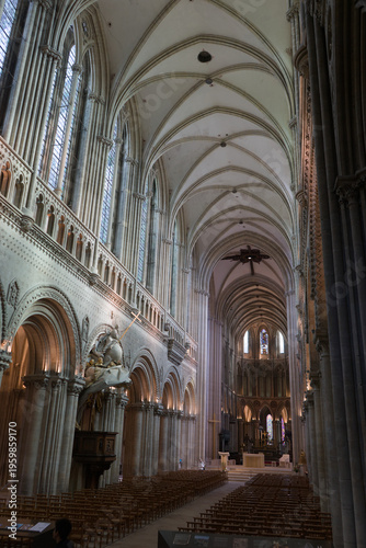 Interieur de la Cathedrale Notre-Dame de Bayeux en Normandie dans le Calvados.