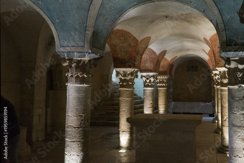 Interieur de la Cathedrale Notre-Dame de Bayeux en Normandie dans le Calvados.