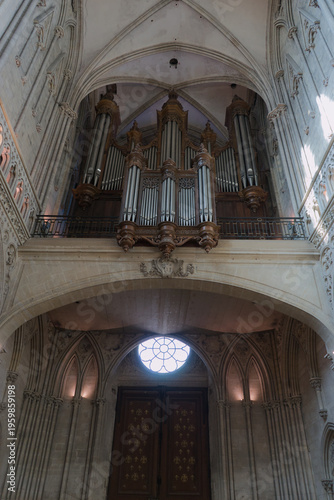 Interieur de la Cathedrale Notre-Dame de Bayeux en Normandie dans le Calvados.