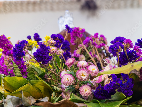 Obraz na plátně Vibrant floral bouquet with purple statice and pink asters
