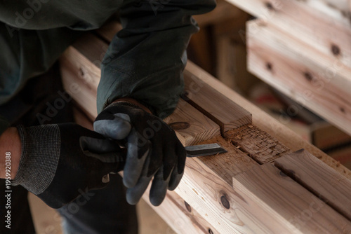 Foto ノミを使って木材を加工する大工の職人技 伝統的な建築現場とリノベーションの施工風景