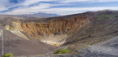 Cuadro en lienzo Panoramic view from the rim of Ubehebe Crater in Death Valley during spring bloom, California, March 2026