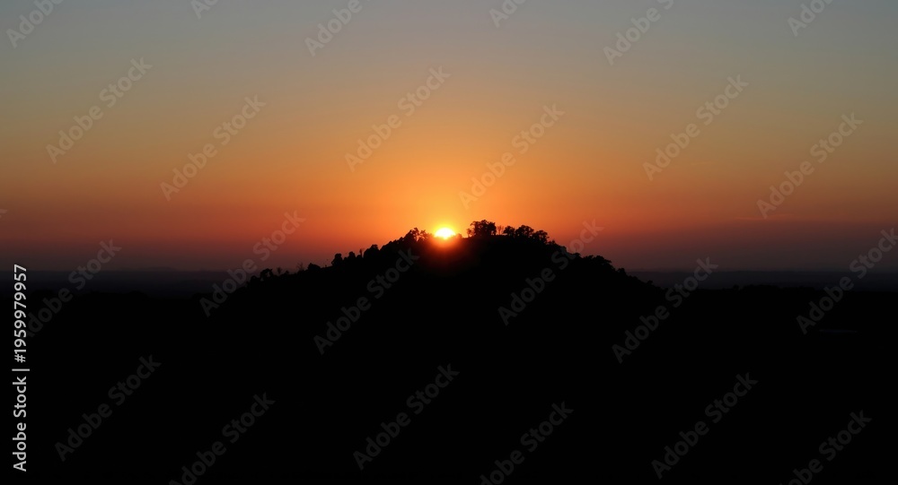 Obraz premium Morning sun rising above renowned hill elevation