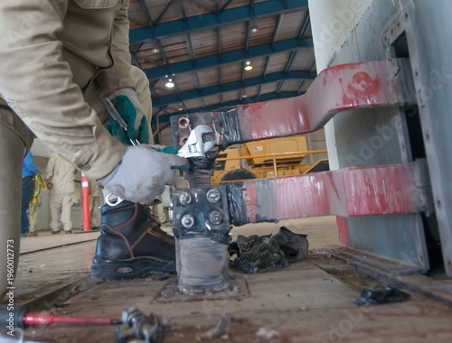 trabajador calificado desconectando barras electricas de excitador de un generador electrico de potencia en planta de energia electrica en MEXICO. quitando tornillos con llaves crecientes.