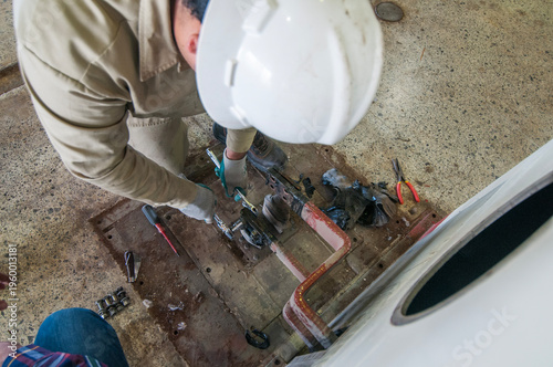 Tecnico especializado en mantenimiento preventivo y correctivo a barras de excitador de generador electrico de potencia en planta geotermoelectrica de MEXICO. vista aerea o cenital.