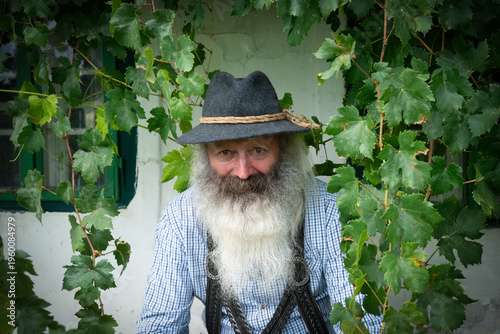 Alpenmann aus Österreich Portrait mit langem Bart