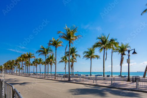Foto Metal gates up during Spring Break Fort Lauderdale Florida crowd control