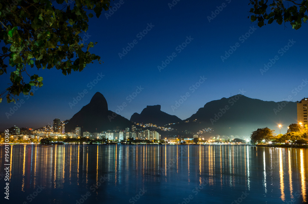 Obraz premium Sunset at Rodrigo de Freitas Lagoon.