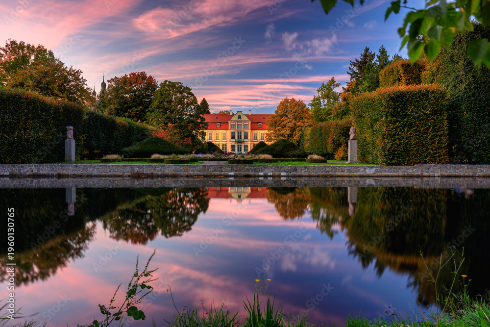 Obraz premium Beautiful scenery of the autumnal park in Gdansk Oliwa at sunset. Poland