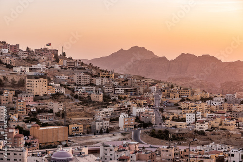 Foto Sunset in Wadi Musa town, Jordan