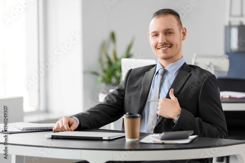 Handsome businessman sittin...