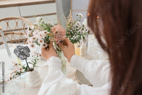 Young woman serving table w...