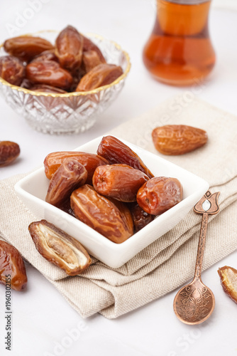Bild auf Leinwand Bowl with dried dates on light background