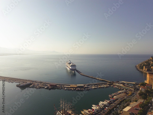 Fotografia Aerial drone video of Alanya Harbor in Antalya, Turkey, featuring multiple cruise ships docked at the port