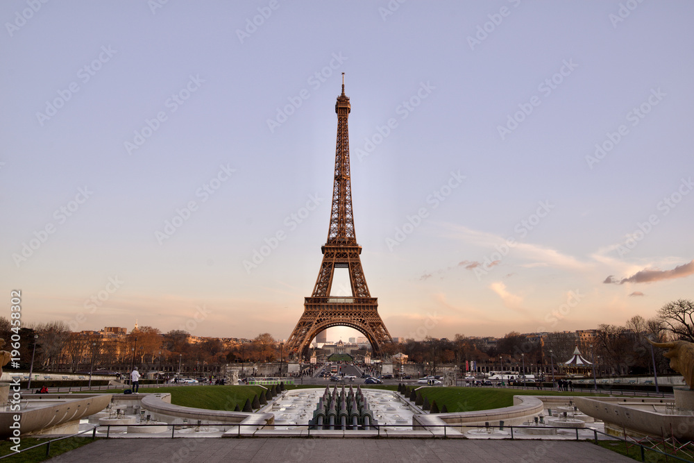 Obraz premium The Eiffel Tower in sunset