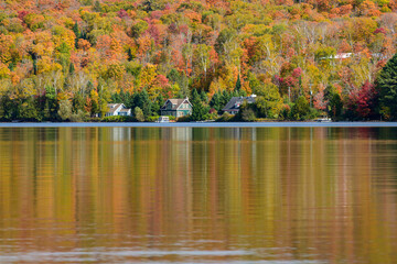 Plexiglas schilderij Reflectie Herfsthuisjes aan Lac Ouimet meer  © hong