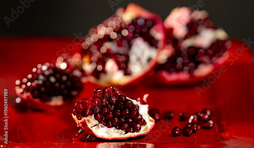 Foto Ripe red pomegranates arils with scattered seeds