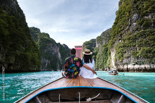 Fotografía A romantic moment unfolds as a couple enjoys a scenic boat ride in Koh Phi Phi, Thailand