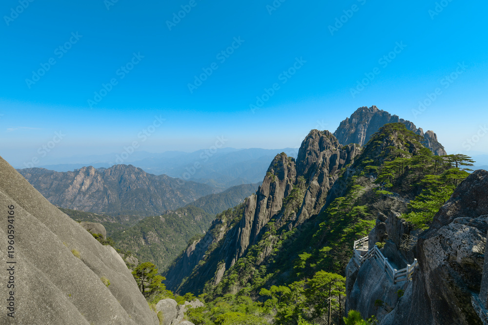 Fototapeta premium The majestic and precipitous mountain scenery of Huangshan, China
